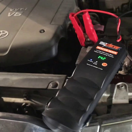 OzCharge RescueMate 500 batteryless jump starter size reference held in hand, compact capacitor booster for Indian drivers